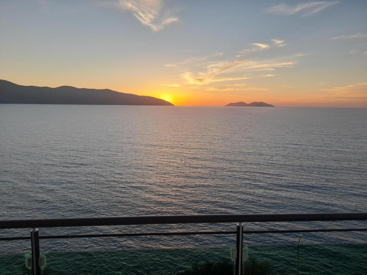 The Blue Horizon Hotell Vlorë Exteriör bild
